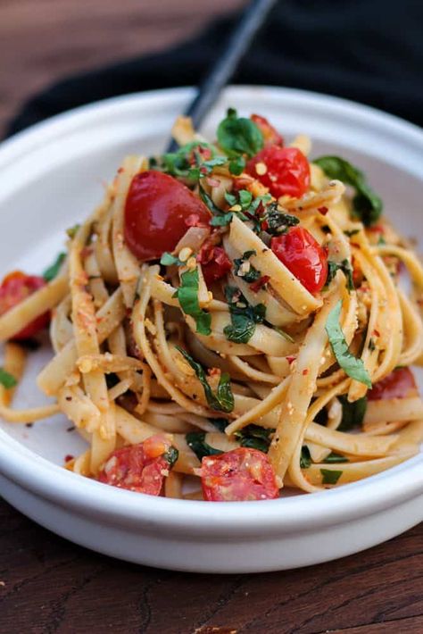 Easy Cherry Tomato Pasta Sauce (vegan) - simplyceecee.co Cherry Tomato Pasta Sauce, Spinach Fettuccine, Fettuccine Recipes, Cherry Tomato Pasta, Tomato Pasta Sauce, Vegan Pasta Recipes, Best Pasta Recipes, Spinach Pasta, Slim Fast