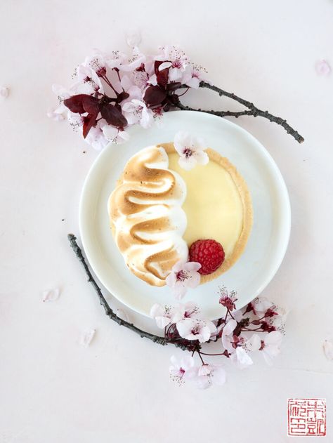 Yuzu Meringue Tart - Dessert First Yuzu Lemon Tart, Lemon Meringue Tart Decoration, Yuzu Desserts, Tart Decorating Ideas, Yuzu Recipe, Mango Tartlets, Yuzu Tart, Yuzu Curd, Hibachi Party