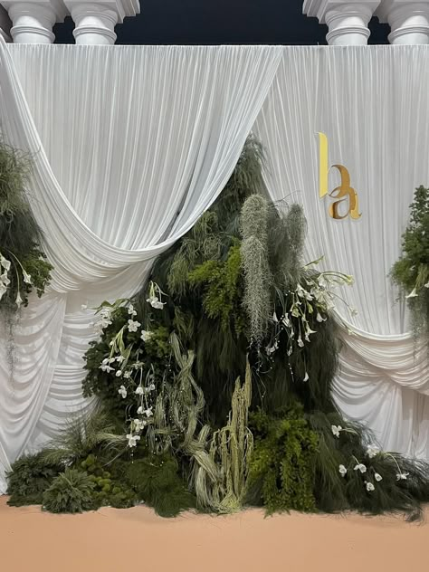 Drapery Wedding Backdrop, Wedding Photobooth Ideas Backdrops, Wedding Foyer, Cozy Holiday Decor, Photobooth Backdrop, Dream Wedding Decorations, Arch Flowers, Flower Installation, Event Backdrop