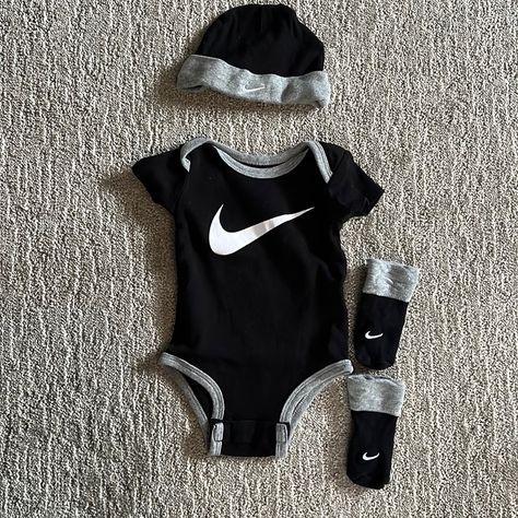 Black And Grey Nike Shirtsleeve Onsie With Matching Hat And Socks. Socks And Hat Never Worn. Onsie Worn A Few Times. In Excellent Condition. Baby Boy Outfits Swag, Baby Gadgets, Dream Baby, Lil Baby, Baby Boy Shoes, Grey Nikes, Baby Outfits Newborn, Baby Outfits, Baby Things