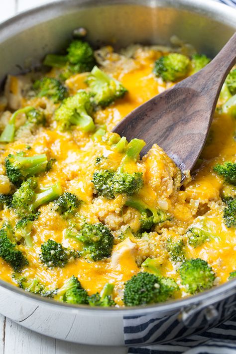 Quinoa And Broccoli Recipes, Quinoa Skillet Recipes, Meals With Quinoa, Broccoli Cheese Quinoa, Skillet Broccoli, Broccoli Cheddar Quinoa, Quinoa Cooking, Cheesy Broccoli Quinoa, Broccoli And Quinoa