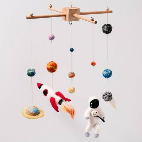 austronaut nursery mobile Space Kids Room, Space Mobile, Space Kids, Romantic Bedroom Decor, Cot Mobile, Fly Me To The Moon, Out Of Space, Space Nursery, Felt Mobile