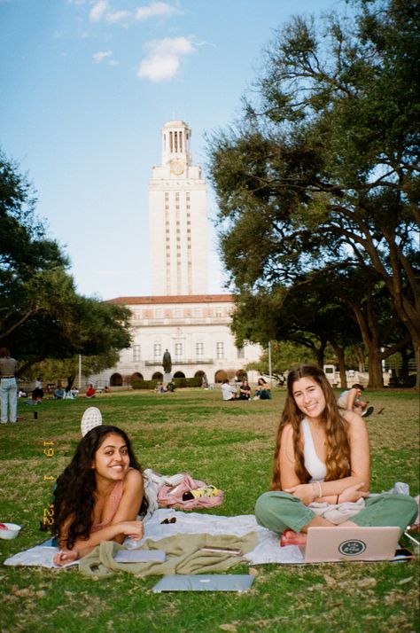 Ut College, College Goals, Texas Life, Graduation Photography Poses, Ut Austin, College Aesthetic, State Of Grace, Dream College, Graduation Photography