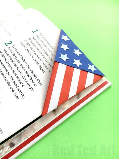 American Flag Bookmark Corner - a great paper craft for Fourth of July. Daycare Projects, Bookmark Corner, Craft Ideas With Paper, Ideas With Paper, Patriotic Diy, Red Ted Art, Corner Bookmark, Blue Crafts, Bookmark Craft