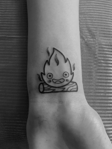 Calsipher Tattoo, Calcifer Tattoo Black And White, Tattoos On Black Women, Calcifer Tattoo, Small Cute Tattoos, Tattoos Black And White, Tatuaje Studio Ghibli, Ghibli Tattoos, Studio Ghibli Tattoo