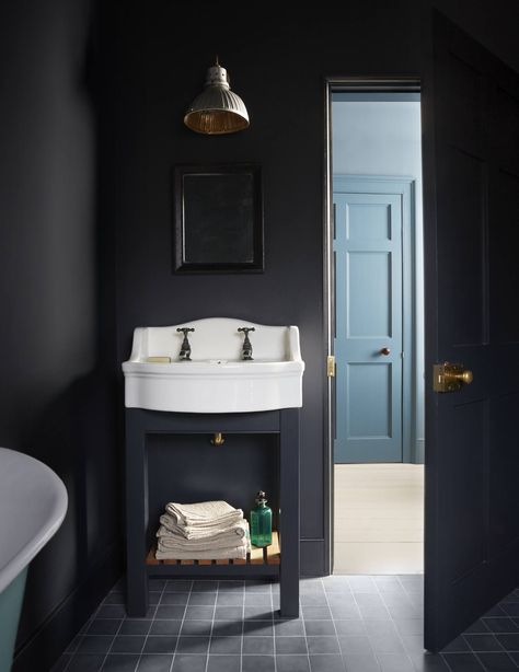 Bath painted Farrow & Ball Railings. #remodelista #remodel #bathroom #interiordesign Railings Bathroom, Bathroom Dark, Dark Bathrooms, Brown Bathroom, Farrow And Ball, Dark Walls, English Design, Trendy Bathroom, English House