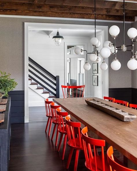 Rumson New Modern — Chango & Co Farm House Dining Room, Red Chairs, Red Dining Room, New York Homes, Rooms Ideas, Eclectic Modern, The Dining Room, Farmhouse Dining Room, Modern Farmhouse Style