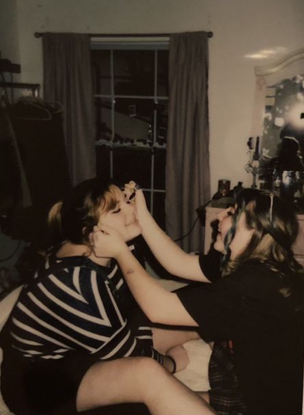 Bedroom Pics With Friends, Birthday Party With Friends Pictures Aesthetic, Sleepover Polaroids, Sleep Over Astethic, Sleep Over Aesthetic Friends, Sleepover Ideas Aesthetic Photos, Sleepover Pictures Aesthetic, Sleep Over Photoshoot, Sleepover Asethic