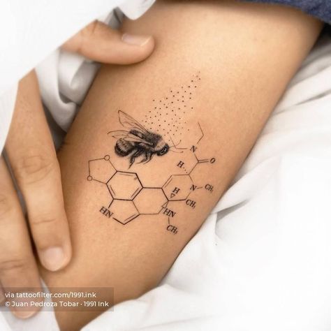 Lsd Tattoo Ideas, Tattoos Torso, Tattoo Bee, Tattoo Klein, Queen Bee Tattoo, Honeycomb Tattoo, Wing Tattoo Men, Bumble Bee Tattoo, Mystical Tattoos