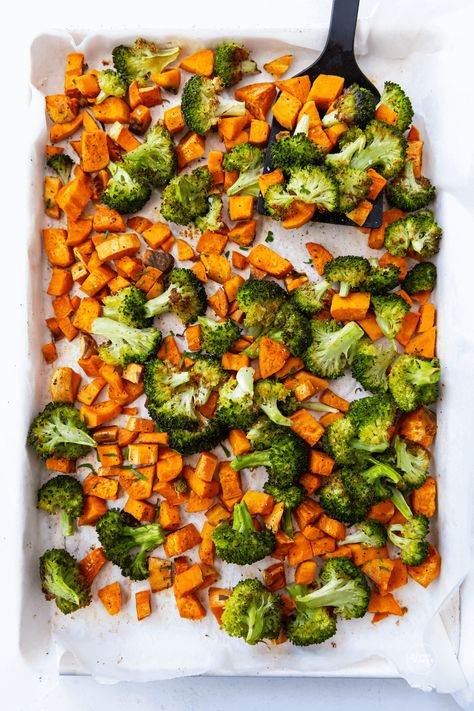 You will love these healthy, oven roasted broccoli and sweet potatoes recipe, a great, healthy side dish with perfected roasted and crispy vegetables. Recipe via @thefreshcooky #roastedvegetables #sweetpotatoes #broccoli #healthyside Roasted Sweet Potato Broccoli, Sweet Potato And Broccoli Roasted, Sweet Potato Oven Roasted, Oven Roasted Sweet Potatoes And Broccoli, Sheet Pan Sweet Potatoes And Broccoli, Roasted Sweet Potato And Brussel Sprouts, Sheet Pan Sweet Potatoes And Veggies, Sweet Potato Broccoli Sheet Pan, Roasted Broccoli And Sweet Potatoes