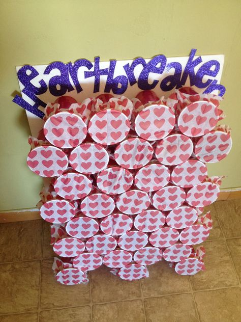 I made this "heartbreaker" game for my daughters Valentine's Day class party! Red solo cups hot glued to hard poster board, filled with goodies, throw a bouncy ball to "break hearts"! Kids Valentines Activities, Valentines Gender Reveal, Galentines Night, Beverage Station Party, Valentines Activities, Party Planning Business, Party Planning Checklist, Valentines For Daughter, Boulder Wedding