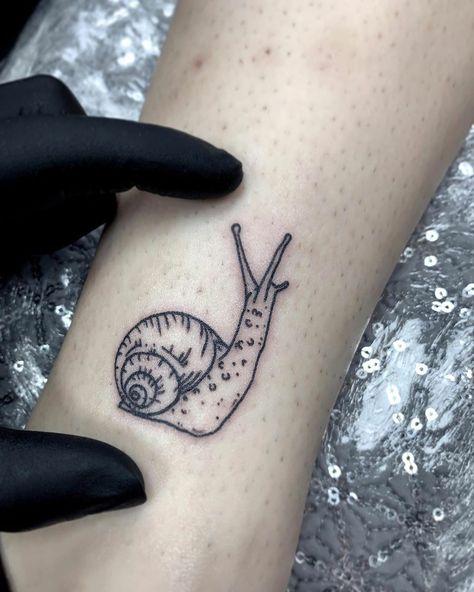 Snail Tattoo Simple, Slug Tattoo, Jade Tattoo, Snail Tattoo, Party Tattoos, Mushroom Tattoos, Wicked Tattoos, Tattoo Apprentice, Line Work Tattoo