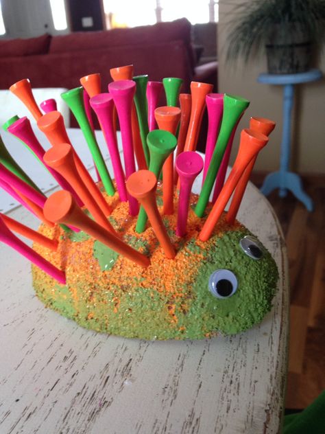 Golf Tee Porcupine - Green Kid Crafts Nocturnal Animal Crafts, Porcupine Craft, Campground Crafts, Nocturnal Animals Activities, Green Crafts For Kids, Animals Activities, Math Design, Discovery Box, Steam Ideas