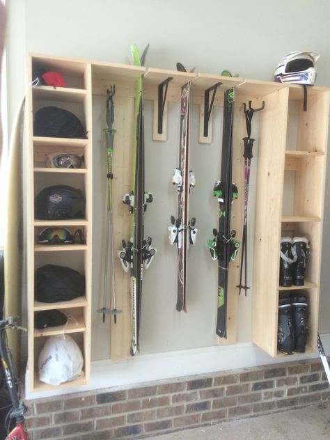 Winter Mudroom Ideas, Gear Closet Ideas, Ski Display Ideas, Ski Closet Organization, Garage Ski Storage, Snowboard Storage Ideas, Ski Organization, Ski Storage Ideas, Ski Gear Storage