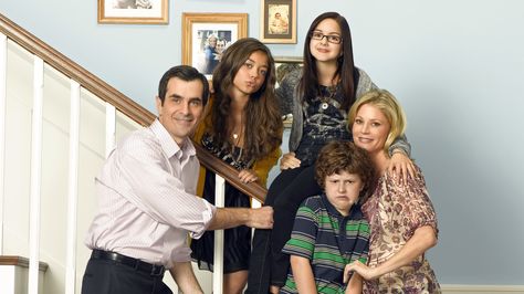 The Dunphy Family Modern Family Wallpaper, Dunphy Family, Modern Family Season 2, Family Wallpaper, Sarah Hyland, Kids Tv Shows, Blended Family, Dump A Day, Trendy Wallpaper