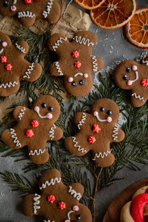 Christmas Cookies Food Photography, Christmas Cookie Tin Ideas, Chewy Gingerbread Men, Christmas Cookie Tins, Christmas Cookie Tin, Homemade Holiday Treats, Homemade Christmas Cookies, Relish Sauce, Freezing Fruit