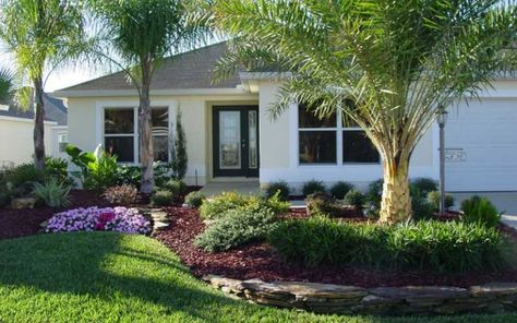 15 Landscaping Ideas for Front Yards - Garden Lovers Club Small Front Yards, Front Yards Curb Appeal, Cheap Landscaping Ideas, Florida Landscaping, Small Front Yard Landscaping, Florida Gardening, Front Yard Design, Front Yard Garden Design, Farmhouse Landscaping