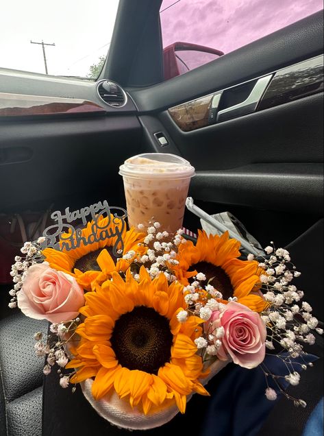 Flower Birthday Gift Ideas, Flowers Bouquet Gift Best Friend, Starbucks Bouquet Gift Ideas, Birthday Flower Box Ideas, Starbucks Flower Tray, Starbucks With Flowers, Flower Arrangements For Girlfriend, How To Make A Coffee Bouquet, Bday Basket Ideas For Her