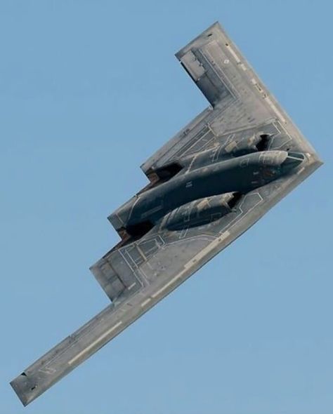 Northrop Grumman B-2 Spirit Stealthy strategic bomber 😎 😎 😎 . . Follow @military_hunter for more incredible military Picture's 🔥 🔥 🔥 . .… Photo Avion, Flying Wing, Stealth Aircraft, Military Airplane, Air Fighter, Air Plane, Military Jets, Jet Aircraft, Jet Plane