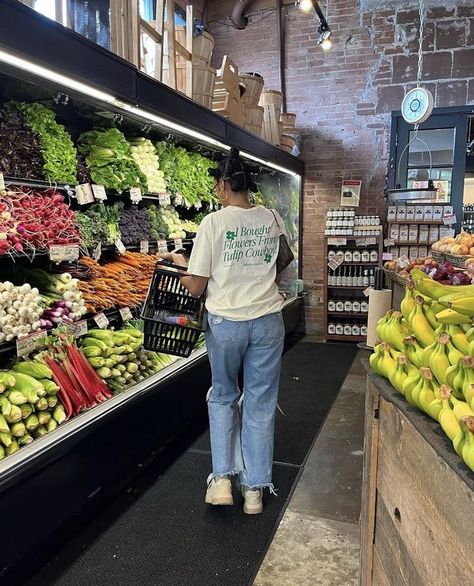 Groceries Shopping Outfit, Black Working Mom Aesthetic, Shopping Aesthetic Black Woman, Weekday Meal Ideas, Woman From The Back, Grocery Shopping Outfit, Grocery Shopping Aesthetic, Jessica In The Kitchen, Picture Of A Woman