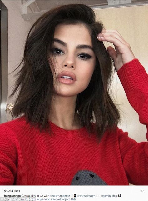 Behind the scenes: Selena Gomez unveiled a new, shorter haircut while on the set of a secret project; the selfie was shared on her glam team's Instagram accounts Bob Styling, Bob Panjang, Bob Lung, Short Shaggy Bob, Lob Hair, Trendy We Fryzurach, 2017 Hair Trends, Kadeřnické Trendy, Haircuts Ideas