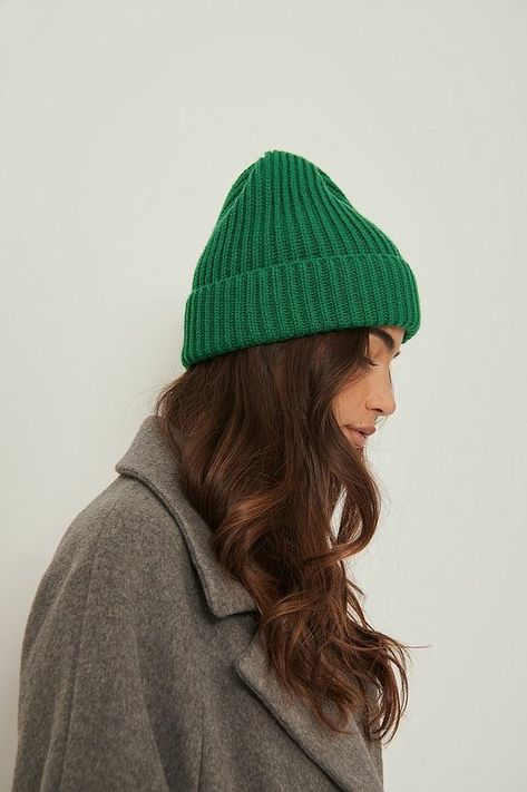 Green Beanie Outfit, Beanie Photography, Fall Hats For Women, Minimalism Outfit, Beanie Outfit, Knitted Design, Fall Hats, Black Knit Sweater, Knitted Beanie