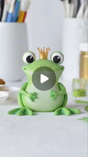 Fondant Frog Tutorial, How To Make Frogs On Cake, Easy Frog Cake, Cute Clay Frog, Fondant Frog, Frog Cake Topper, Frog Tutorial, Frog Cake, Cake Topper Tutorial