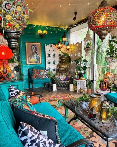 In this living room, there's no fear of decor accessories and color! Maximalist Living Room, Hippie House, Bohemian House, Colourful Living Room, Maximalist Decor, Boho House, Bohemian Living Room, Boho Living Room, Eclectic Home