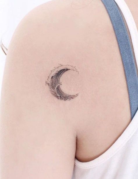 Water Moon Tattoo, Line Small Tattoo, Flower Tattoo Patchwork, Small Tattoo Stencils, Women Thigh Tattoo, Finger Tattoo Minimalist, Hand Tattoo Butterfly, Thigh Tattoo Women, Tattoo Patchwork