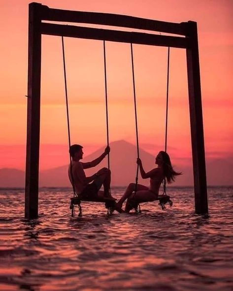 Bali Couple Photos, Honeymoon Couple, Marriage Signs, Couple Beach Pictures, Bali Sunset, Voyage Bali, Travel Pose, Maldives Honeymoon, You Are My Person