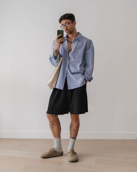 Birkenstock Outfit Men, Oxford Shirt Outfit, Lesbian Clothes, Daniel Simmons, Mens Street Style Summer, Birkenstock Outfit, Look Con Short, Shirt Outfit Men, Mens Shorts Outfits