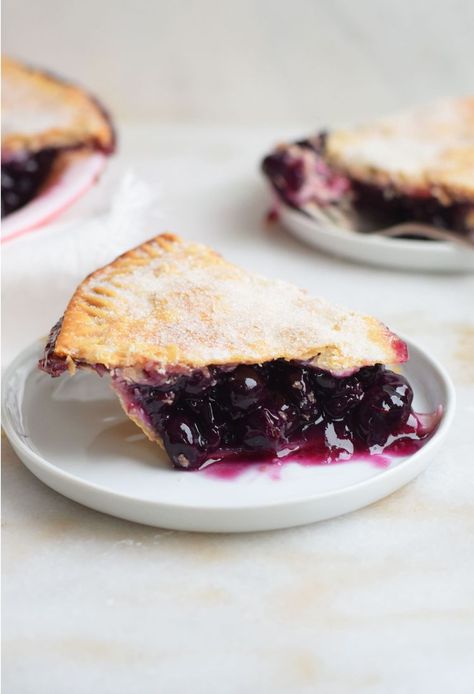 Try a Juicy Grape Pie At Your Next Potluck Bumbleberry Pie, Easy Blueberry Pie, Fresh Blueberry Pie, Blueberry Pie Recipe, Grape Pie, Blueberry Pie Filling, Pie Shop, Summer Baking, Berry Pie