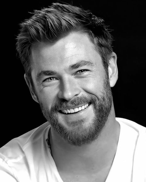 Celebrity Headshots, Chris Hemsworth Shirtless, Snowwhite And The Huntsman, Hemsworth Brothers, Chris Hemsworth Thor, Tattoo Photography, Actor Headshots, Australian Actors, Mens Haircuts Short