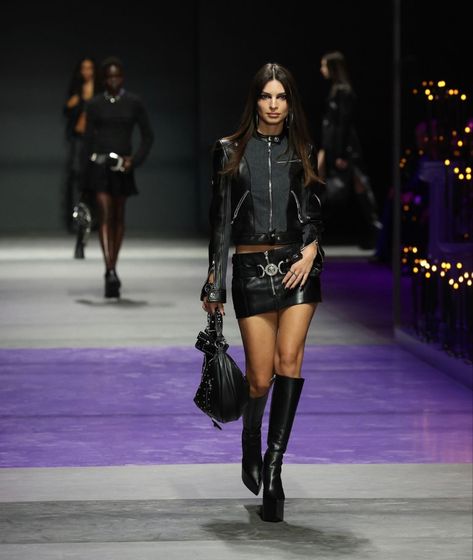 Versace Emily Ratajkowski, Emily Ratajkowski Runway, Emily Ratajkowski Versace, Emily Ratajkowski, Fashion Killa, Kendall Jenner, Runway Fashion, Over Knee Boot, Versace