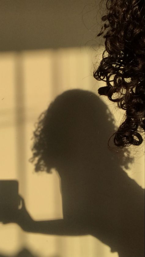 Curly Hair Wallpaper, Curly Wallpaper, Shadow Pics, Messy Curly Hair, Hair Mirror, Curly Afro Hair, Hair Shadow, Curly Hair Photos, Short Brown Hair