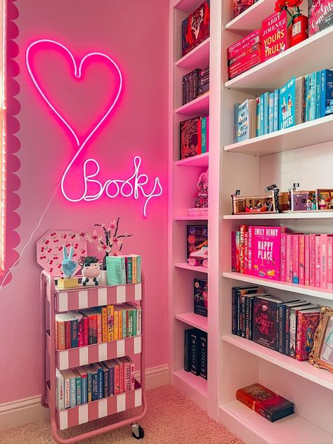 Y2k Bookshelf, Pink Library Aesthetic, Pink Bookstore, Bedroom Bookshelf Decor, Apartment Library, Charleston Apartment, Pink Library, Library Goals, Library Vibes