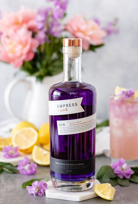 Honey Lavender Gin Lemonade (with Empress) - A Life Delicious Gin Lemonade, Lavender Gin, Gin And Lemonade, Gin Drink Recipes, Spring Flavors, Freeze Rhubarb, Hendrick's Gin, Honey Lemonade, Spiked Lemonade