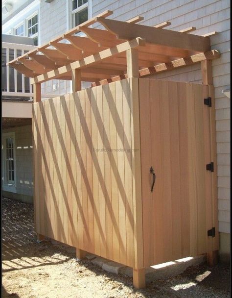 Shower In Bathroom, Shower Room Design Ideas, Outdoor Shower Ideas, Cool Backyard, Half Screen, Outside Showers, Outdoor Shower Enclosure, Cottage Backyard, Outdoor Shower Diy