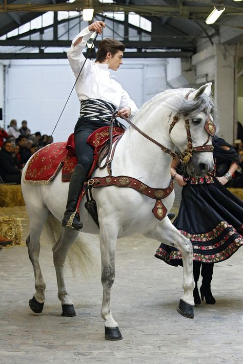 Franck Sorbier Haute Couture Spring Summer 2020 Paris – DOOR11 Person On Horse, Elizabeth Kubler Ross, Craig Mullins, Gesture Drawing Poses, Horse Back Riding, Horse Reference, A Knight's Tale, Horse Fashion, Sketch Poses