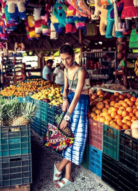 11 Chic Summer Looks Inspired by Mexico | Teen Vogue Brasil Fashion, Sebastian Kim, Summer Editorial, Summer Shoot, Vogue Editorial, Model Woman, Fruit Stand, Ethical Shopping, Vogue Us