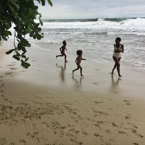 Island Family Aesthetic, Family On The Beach Aesthetic, Black Family Travel Aesthetic, Dream Life Aesthetic Family Black, Mom And Daughter Beach Aesthetic, Black Motherhood, Future Mom, Black Families, Future Lifestyle