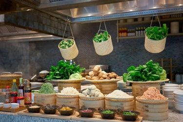 Hotel Breakfast Buffet, Buffet Stations, Buffet Set Up, Chinese Buffet, Catering Food Displays, Hotel Buffet, Deco Buffet, Restaurant Plan, Restaurant Pictures