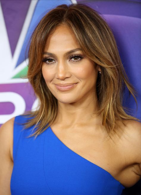 64 short hairstyles to inspire your next chop: Jennifer Lopez Jennifer Lopez Hair, Langham Hotel, Rambut Brunette, Wedge Hairstyles, Medium Hair Styles For Women, Bouffant Hair, Asymmetrical Hairstyles, Shoulder Hair, Pasadena California