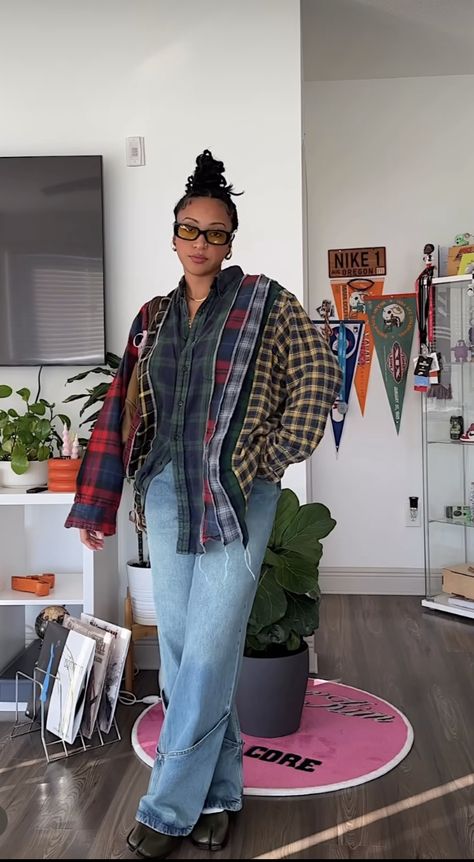 Colorful Turtleneck Outfit, Eclectic Maximalism Outfit, Fall Streetwear Outfits Black Women, Flannel Outfits Black Women, Flannel Outfits For Women, Oversized Button Up Shirt Outfit, Outfits Black Women, Afrocentric Fashion, Flannel Outfits