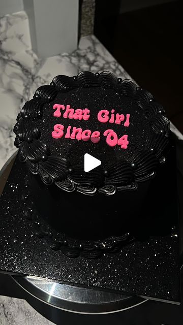 Small Cake Designs, Birthday Cake Round, Black Glitter Cake, Circle Cake, Small Birthday Cakes, Heart Shaped Cake, 21st Bday Ideas, Repeat Design, Red Cake