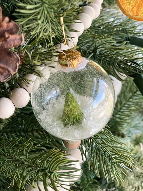 Diy Snow Globe Ornaments, Paper Christmas Village, Glass Ornaments Diy, Christmas Banquet, Advent Calendar Diy, Diy Christmas Sweater, Clear Christmas Ornaments, Easy Ornaments, Diy Snow