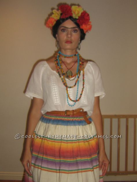 I got the idea for this easy homemade Frida Kahlo Halloween costume visiting a museum, and it actually turned out to be quite easy to put together. I alrea Frida Kahlo Halloween, Mexican Fancy Dress, Clever Costumes, Dress Up Ideas, Celebrity Halloween Costumes, Black Halloween Dress, Mexican Dress, Homemade Costumes, Creative Costumes