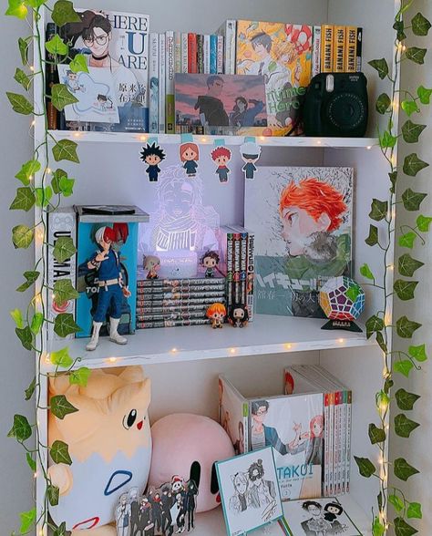 Loft Bed Anime Room, Bedroom Anime Ideas, Small Manga Shelf, Anime Decor Ideas, Cool Gamer Room, Geek Room Ideas, Japanese Room Aesthetic, Office Gaming Setup, Anime Room Ideas