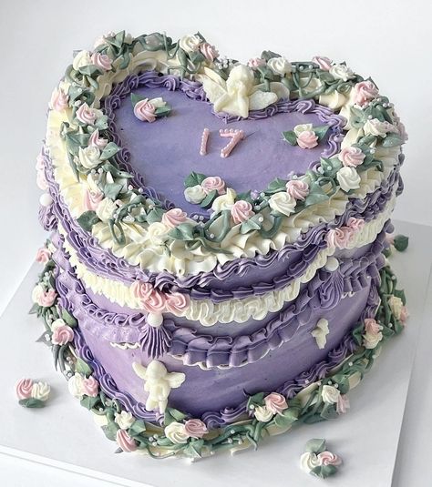 Fairytale Sweet 16 Cake, Pretty Birthday Cakes Purple, Lilac Vintage Cake, Purple And Green Birthday Cake, Pastel Purple Cake Aesthetic, Lavender Butterfly Cake, Purple Cake With Flowers, Cute Purple Cake, Lavender Birthday Party Ideas