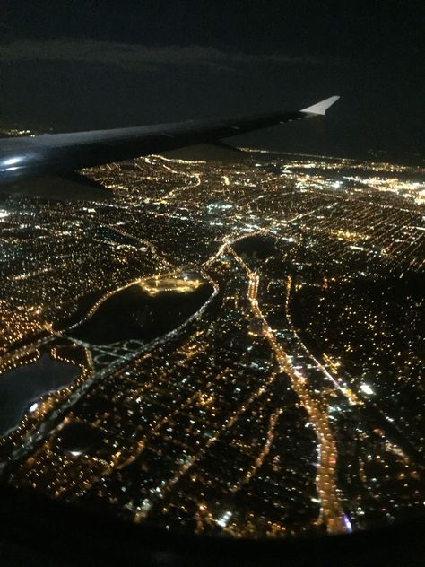 Late night flight lights Late Night Flight Aesthetic, Late Night Airport Aesthetic, Late Night Airplane, 777 Vibes, Travel Aestethic, Late Night Flight, Plane Aesthetic, Airplane Wallpaper, Airport Aesthetic